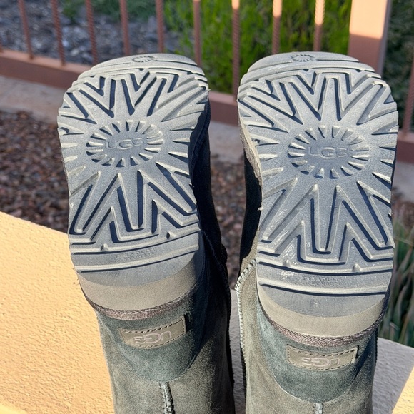 UGG Black classic short II Boots.  Sz 9.  EUC - Picture 6 of 8